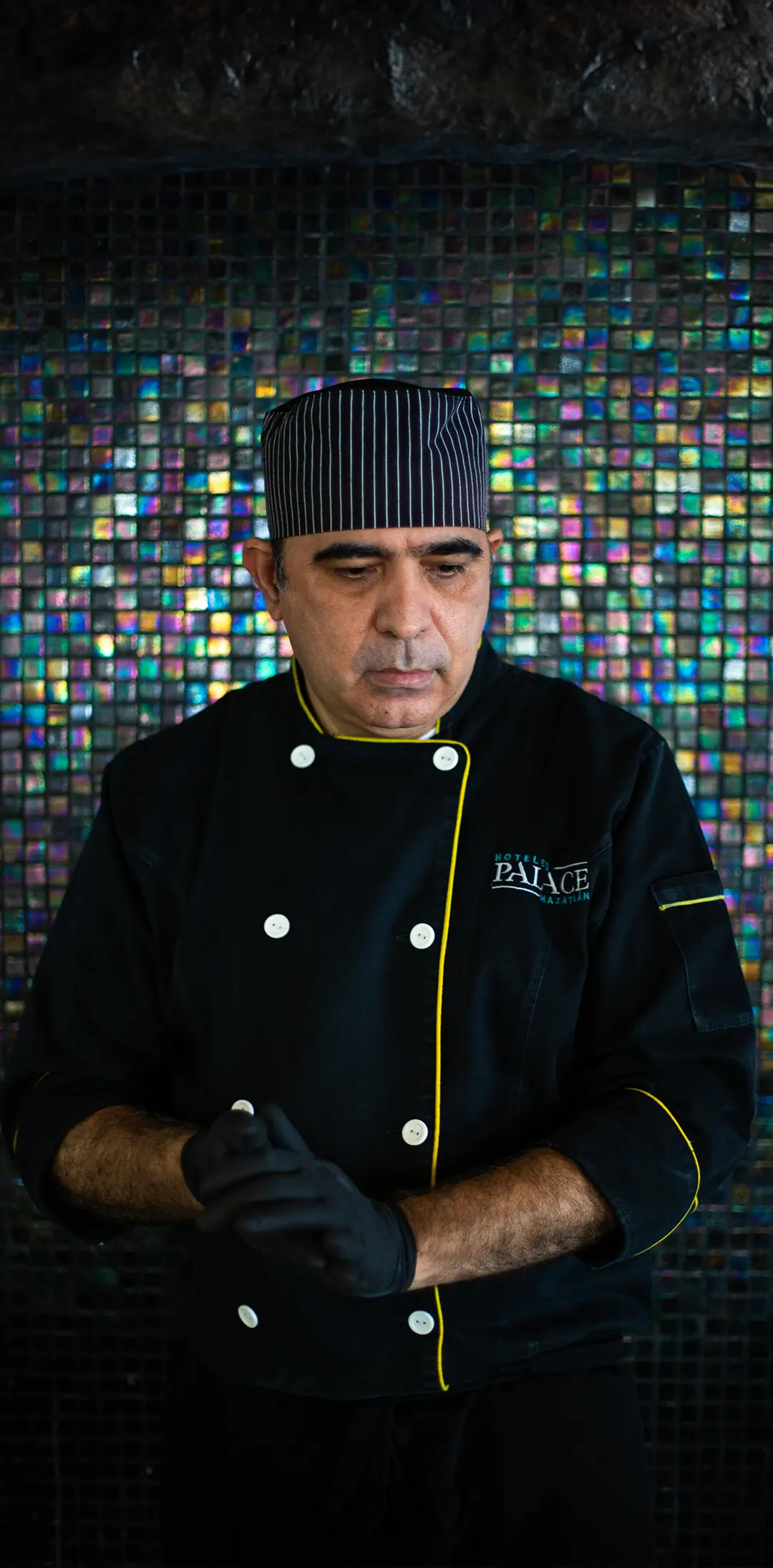 Chef Julio César López Vizcarra encargado de las especialidades de los restaurentes del Hotel Luna Palace Mazatlán