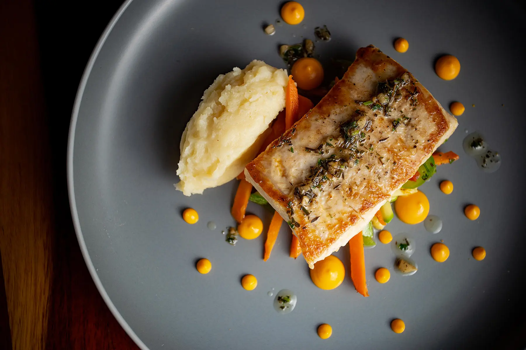 Especialidad del Hotel Luna Palace Mazatlan Salmón a las finas hierbas acompañado con puré de papa y verduras asadas.