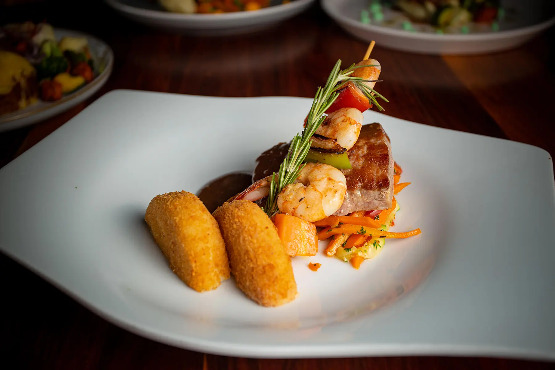 Especialidad del Hotel Luna Palace Mazatlan filete Mar y tierra, filete de res combinado con una brocheta de camarón y acompañado de galleta de papa y julianas de verdura.