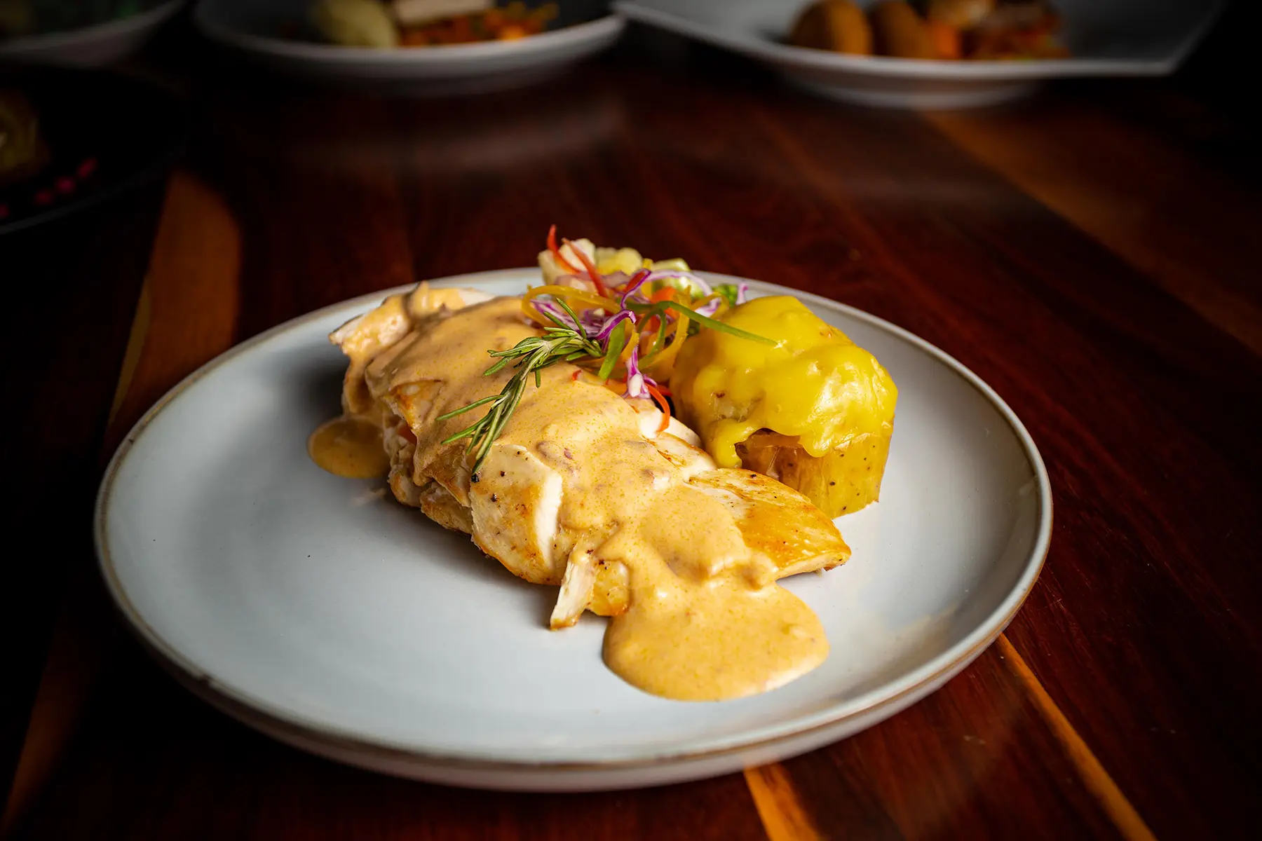 Especialidad del Hotel Luna Palace Mazatlan pechuga de pollo rellena de camarón con salsa de chipotle acompañada con papá rellena y verduras a la mantequilla.