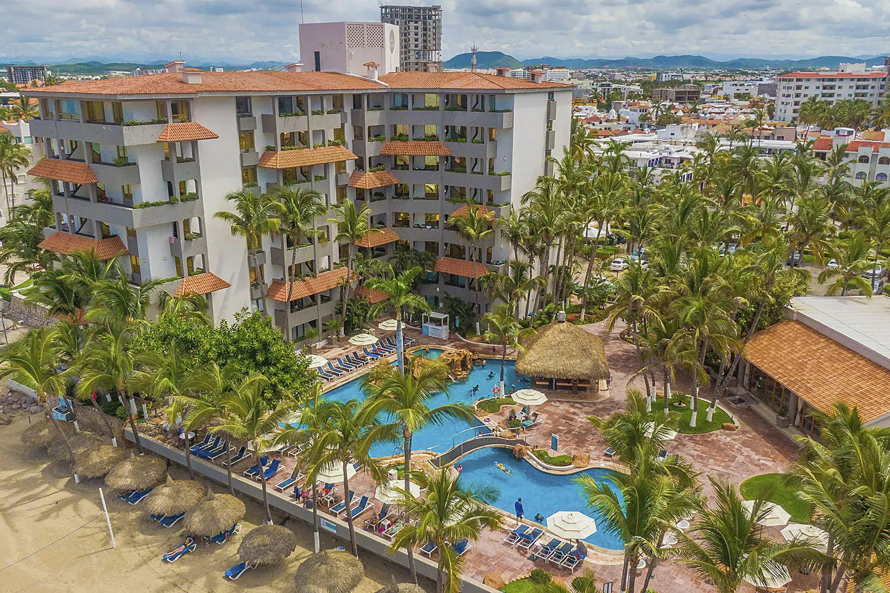 Hotel a pie de playa Luna Palace vista desde la playa gaviotas en Zona Dorada Mazatlán