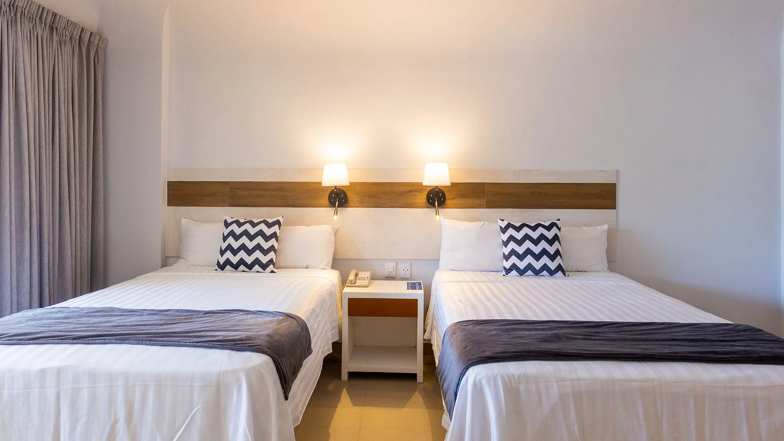 Dos camas matrimoniales en Jr Suite hotel Luna Palace Mazatlan