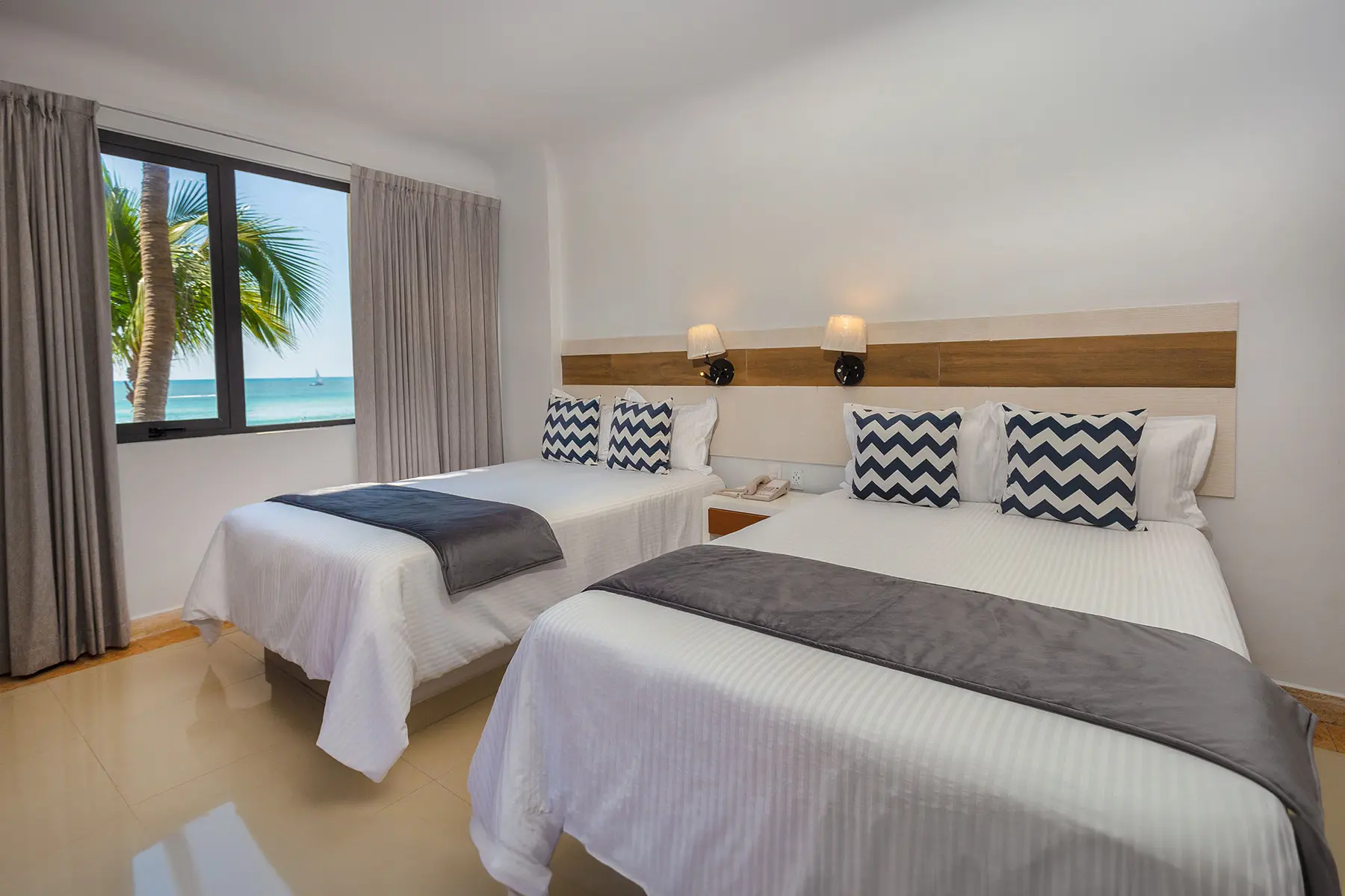 Dos camas matrimoniales con vista al mar hotael Luna Palace Mazatlán