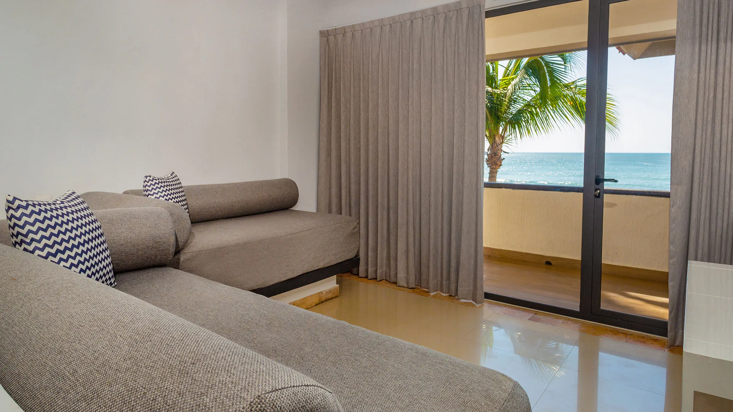 Sala de la Suite con vista al mar en hotel Luna Palace Mazatlan