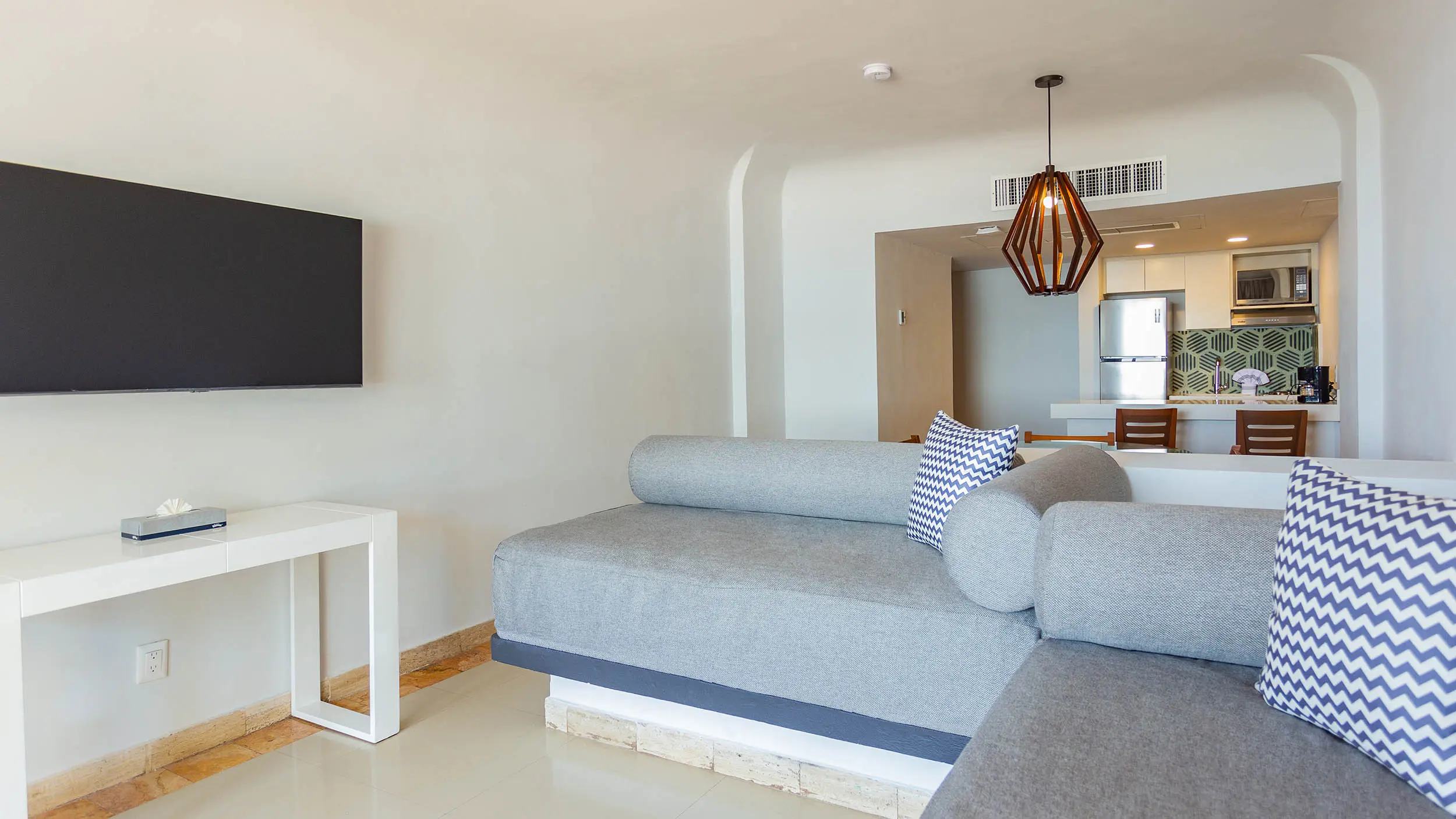 Suite con cocineta, sala y vista al mar en hotel Luna Palace Mazatlan